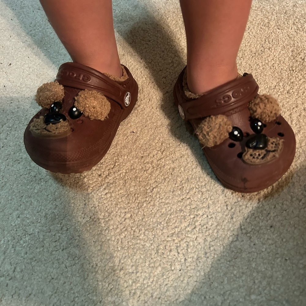 Toddler boys bear lined crocs